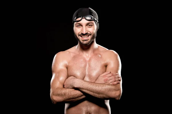 Glückliche Schwimmerin mit verschränkten Armen auf schwarz isoliert stehend — Stockfoto