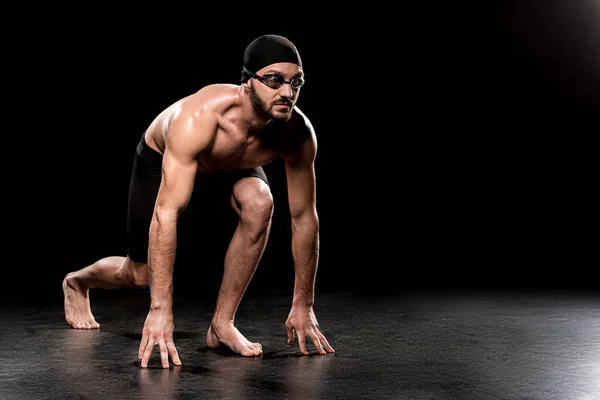 Nageur musclé debout en position de départ sur fond noir — Photo de stock