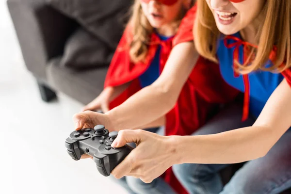 Vista parziale di donna e bambino che giocano al videogioco — Foto stock