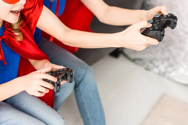 Vista cortada de mulher e criança jogando videogame — Fotografia de Stock