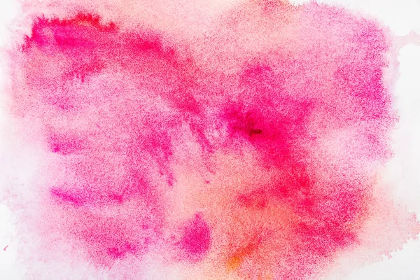 Vue de dessus du déversement d'aquarelle rose sur papier blanc — Photo de stock