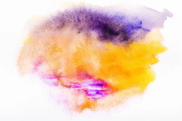 Draufsicht von rosa, gelb und lila Aquarell verschüttet auf weißem Papier — Stockfoto