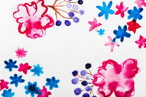 Draufsicht auf rosa, blaue und lila Aquarellblumen mit Kopierraum — Stockfoto