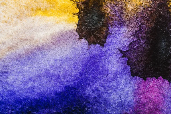 Vista superior de derrames de acuarela amarilla, negra, azul y púrpura con espacio para copiar - foto de stock