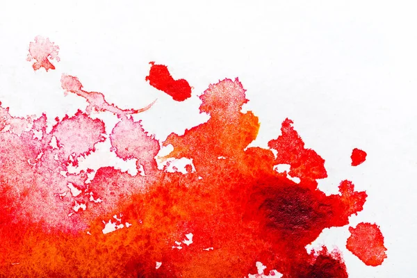 Vue de dessus du déversement d'aquarelle rouge sur fond blanc — Photo de stock