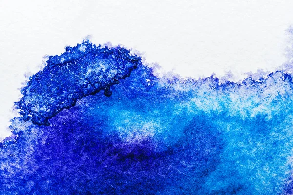 Вид зверху на блакитний акварельний розлив на білому тлі — стокове фото