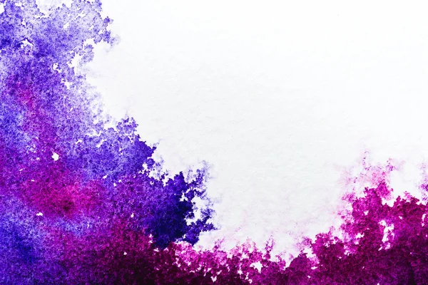 Draufsicht auf lila und rosa Aquarell verschüttet auf weißem Hintergrund — Stockfoto