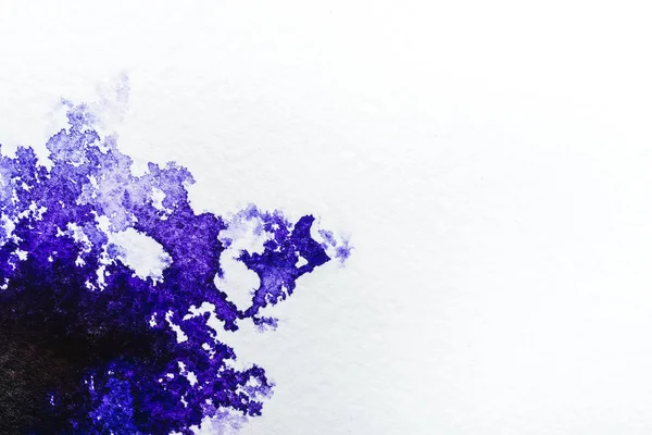 Вид сверху на фиолетовый разлив акварели на белой бумаге — стоковое фото