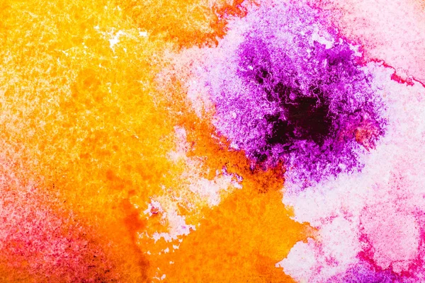 Vista dall'alto di arancione, giallo e rosa acquerello fuoriuscite su sfondo bianco — Foto stock