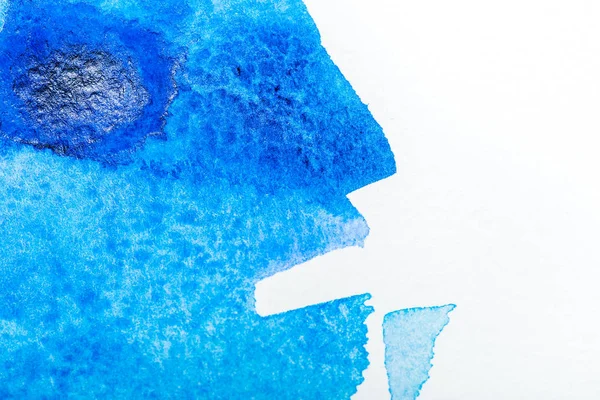 Draufsicht auf blaues Aquarell auf weißem Papier — Stockfoto