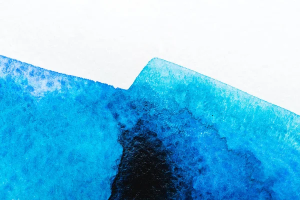 Vue de dessus du déversement d'aquarelle bleue sur papier blanc avec espace de copie — Photo de stock