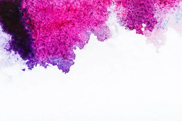 Draufsicht auf rosa Aquarell auf weißem Papier — Stockfoto