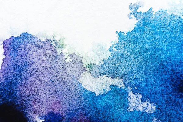 Vue de dessus des déversements d'aquarelle bleue et grise sur papier blanc — Photo de stock