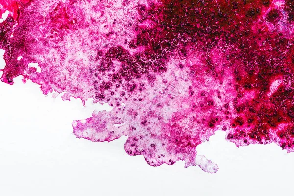 Vista superior del derrame de acuarela rosa sobre fondo blanco - foto de stock