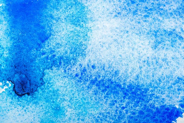 Вид сверху на разливы синего и белого акварелей с копировальным пространством — стоковое фото