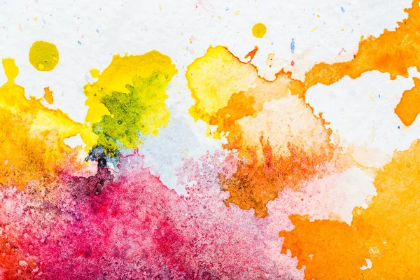 Draufsicht auf gelbe, orangefarbene und rosa Aquarelle auf weißem Papier — Stockfoto