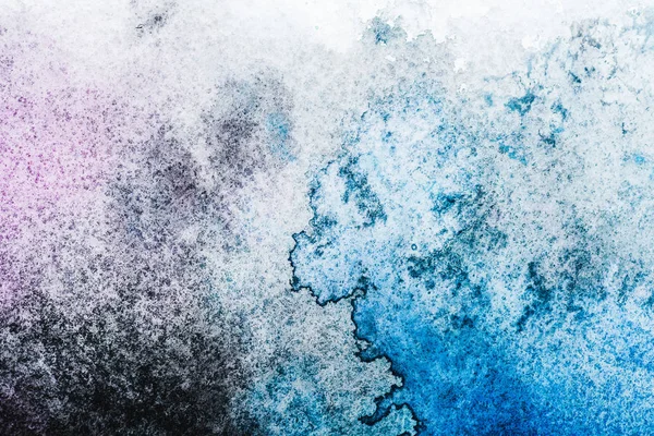 Vue de dessus des déversements d'aquarelle bleue et grise sur papier blanc — Photo de stock