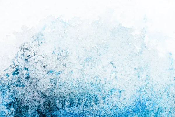 Вид сверху на разлив голубой акварели на белой бумаге — стоковое фото