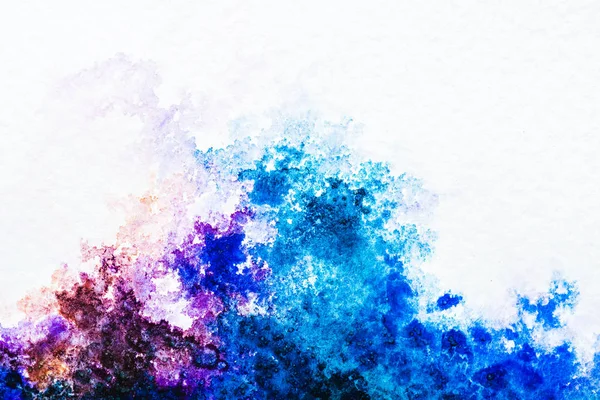 Draufsicht auf blaue und lila Aquarelle auf weißem Papier — Stockfoto