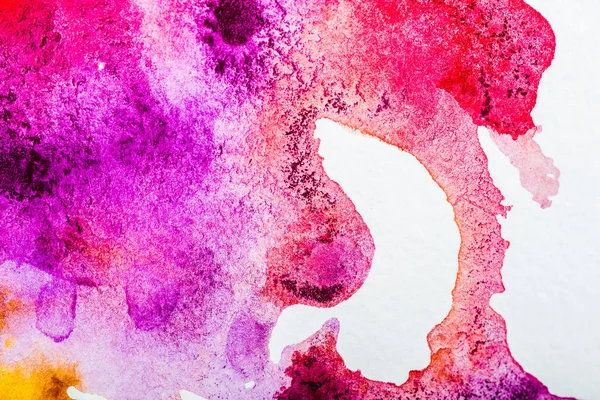 Draufsicht auf rosa und lila Aquarell verschüttet auf weißem Hintergrund — Stockfoto