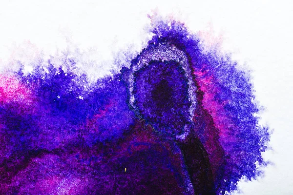 Vista superior de los derrames de acuarela púrpura y azul sobre papel blanco - foto de stock