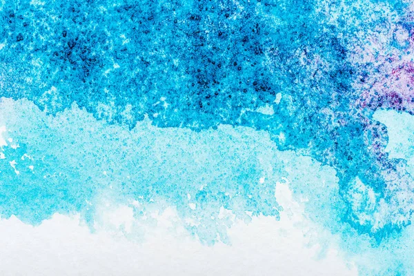 Draufsicht auf blaues Aquarell auf weißem Hintergrund mit Kopierraum — Stockfoto
