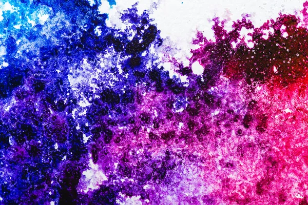 Draufsicht auf blaue und rosa Aquarell verschüttet auf weißem Hintergrund — Stockfoto