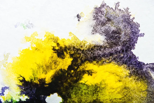 Vista dall'alto di fuoriuscite di acquerello nero e giallo su sfondo bianco — Foto stock