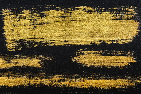 Vista superior de las pinceladas amarillas de acuarela sobre papel negro con espacio para copiar - foto de stock