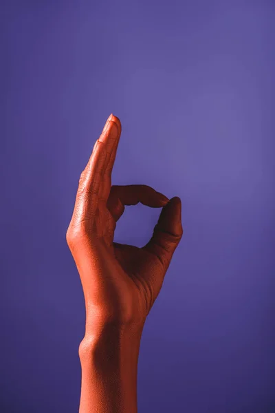 Vista recortada de la mujer que muestra signo ok por la mano de color coral sobre fondo violeta, color del concepto 2019 - foto de stock