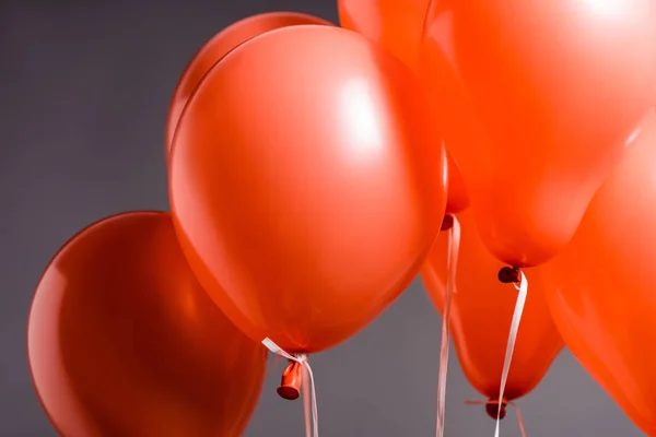 Ballons d'air corail sur fond gris, couleur du concept 2019 — Photo de stock