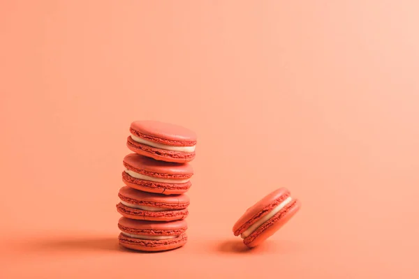 Schmackhafte Korallenmacarons auf Korallenhintergrund, Farbe des Konzepts 2019 — Stockfoto