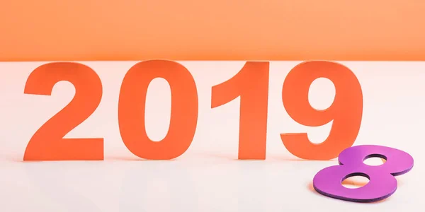 Korallenpapier geschnitten Zahlen 2019 und violette Zahl 8 auf weißer Oberfläche, Farbe des Konzepts 2019 — Stockfoto