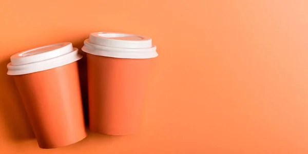 Tazas de papel de coral sobre fondo de coral, concepto de color de 2019 - foto de stock