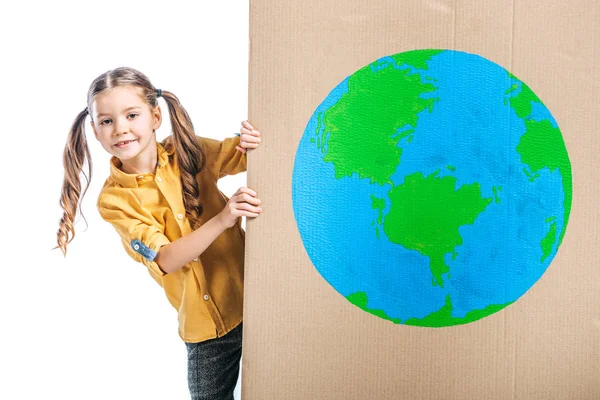 Bonito criança segurando cartaz de papelão com globo sinal isolado em branco, conceito dia terra — Fotografia de Stock