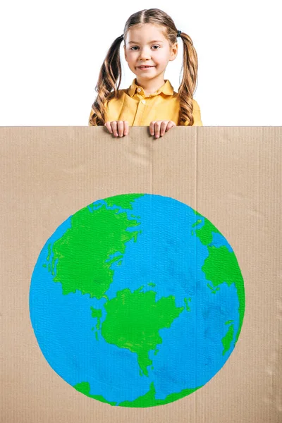Entzückendes Kind mit Plakat mit Globus-Zeichen, isoliert auf weißem, Earth Day-Konzept — Stockfoto