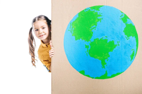 Mignon enfant tenant la plaque de carton avec signe de globe isolé sur blanc, concept de jour de la terre — Photo de stock