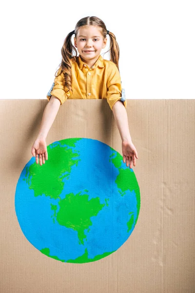 Bonito sorrindo criança apontando para globo sinal no cartaz de papelão isolado no branco, conceito dia terra — Fotografia de Stock