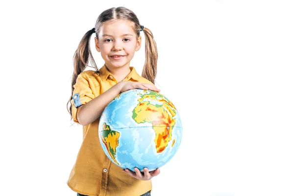 Entzückendes lächelndes Kind, das den Globus isoliert auf weißem Erde-Tag-Konzept hält — Stockfoto