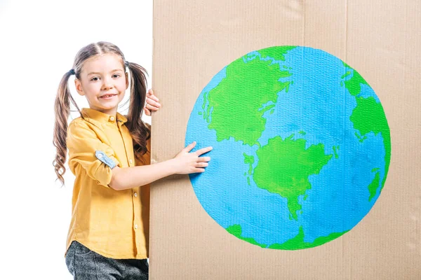 Enfant souriant pointant vers panneau globe sur plaque de carton isolé sur blanc, concept jour de la terre — Photo de stock