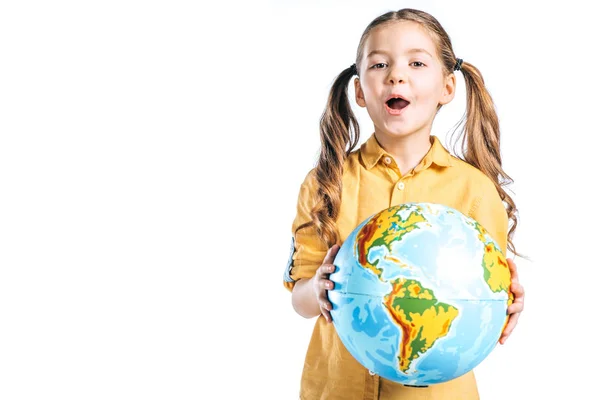 Erstaunliche Kind hält Globus isoliert auf weißen, Earth Day Konzept — Stockfoto
