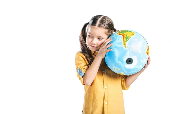 Enfant mignon tenant globe près de l'oreille isolé sur blanc, concept de jour de la terre — Photo de stock