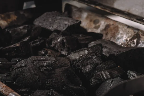 Foco seletivo de carvões negros escuros em churrasco — Fotografia de Stock