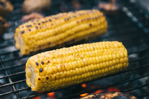 Selective focus of yellow corn with crust grilling on barbecue grid — Stock Photo