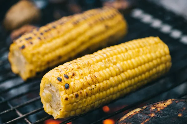 Selective focus of yellow corn with crust grilling on barbecue grid — Stock Photo