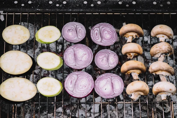 Melanzane crude e fette di cipolla, funghi, zucchine alla griglia — Foto stock