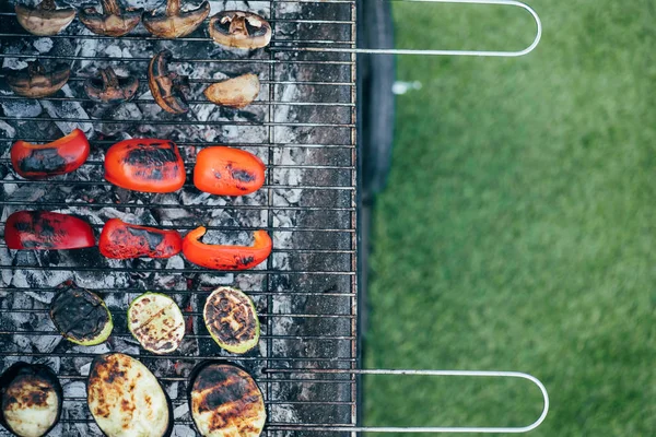 Top view of vegetables grilling on barbecue grill grade — Stock Photo