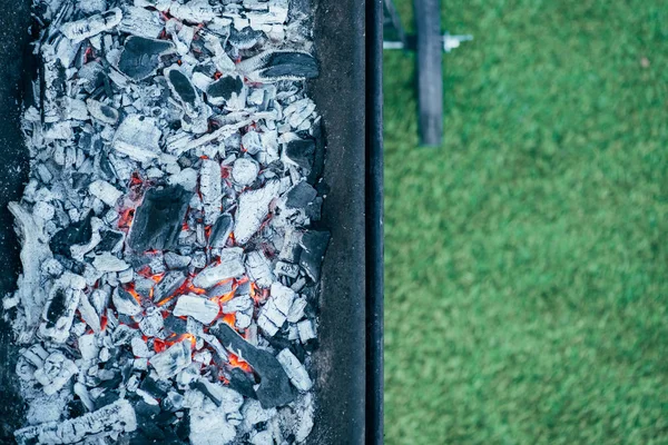 Vue du dessus du barbecue avec des charbons chauds brûlants et des cendres — Photo de stock