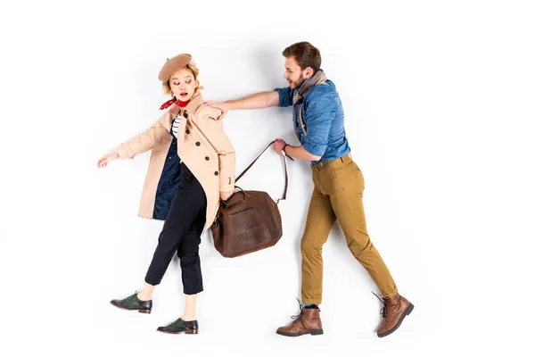 Elegante coppia che tiene grande borsa marrone su sfondo bianco — Foto stock