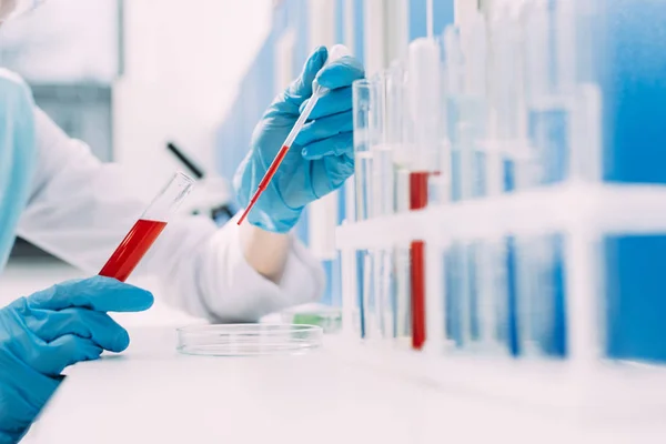 Vista cortada de cientista do sexo feminino fazendo exame de sangue em laboratório — Fotografia de Stock